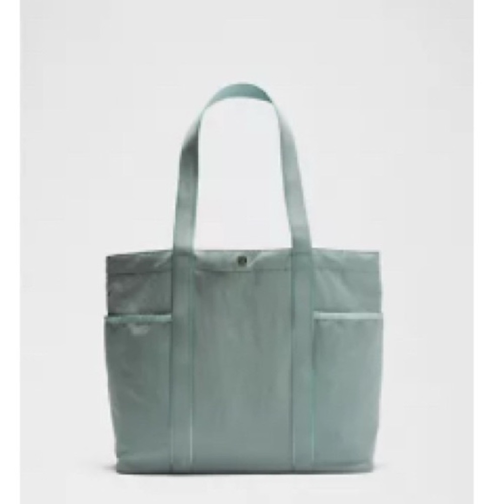 Lululemon Daily Multi-Pocket Tote Bag 20L in Crater Blue